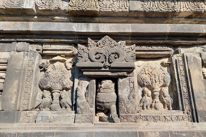 Borobudur and Prambanan Temple Private Tour from Yogyakarta - Candi Mendut: a brief visit with a standout inside detail