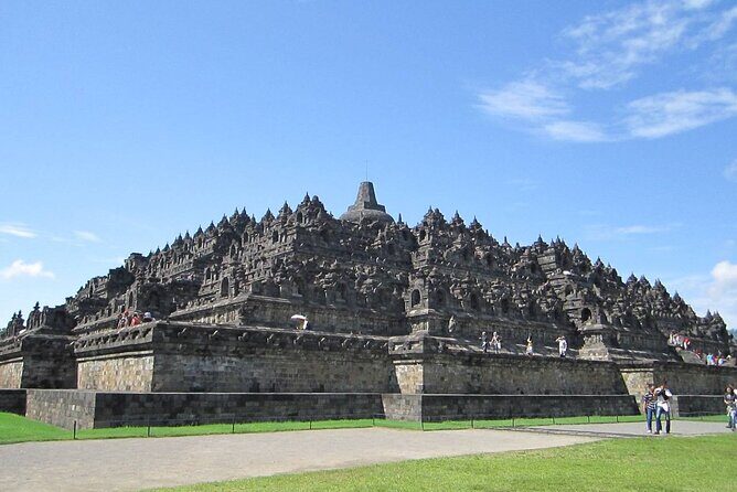 Borobudur ClimbUP guaranteed (sunrise option)& Prambanan Day Tour - Getting Between Temples: Air-Conditioned Comfort and Driver as Co-Pilot