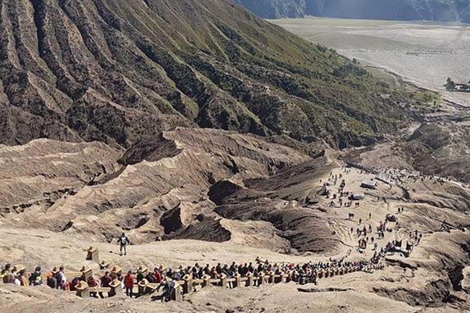 Borobudur & Prambanan in Yogyakarta, train to Malang, hike Bromo & Ijen // 4D3N - Ijen Crater at 04:00: steep, sweaty, and worth planning for