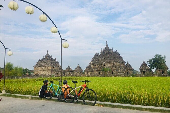 FUN Cycling Tour De Temples - The Ride Setup at Izzati Jogjatour: Fast Briefing, Comfortable Momentum