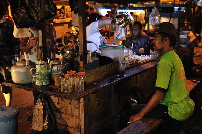 Night Walking Tour-Malioboro street food with guide at Yogyakarta - Tugu Yogyakarta Monument Warm-Up: Setting the Night Tone