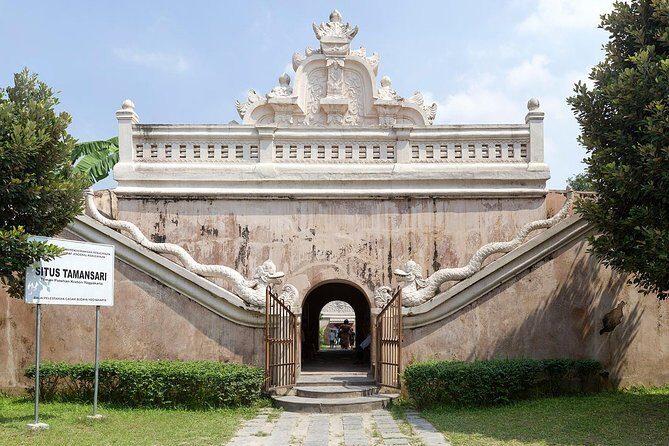 Private Royal Heritage Tour: Yogyakarta Palace, Watercastle, Sonobudoyo Museum - Bale Raos (Sultan’s Dishes): A Palace-Adjacent Lunch You Don’t Have to Plan