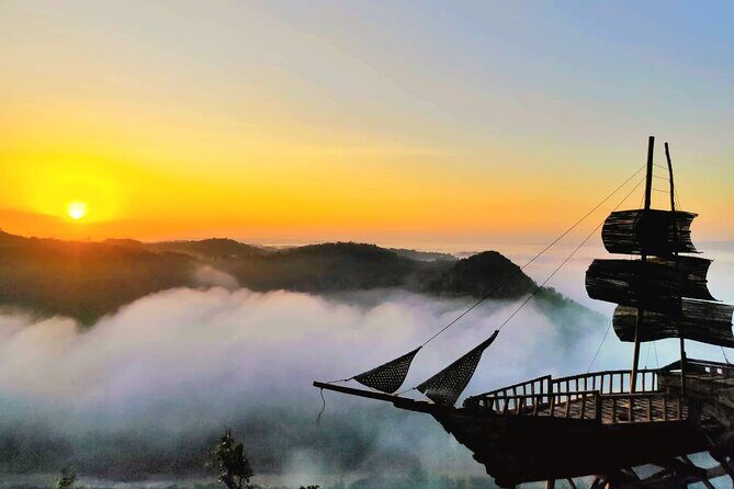 Yogyakarta: SUNRISE Above Cloud & Explore UNESCO Temples w/ GUIDE - Bukit Panguk Kediwung sunrise: sea-of-clouds photo time